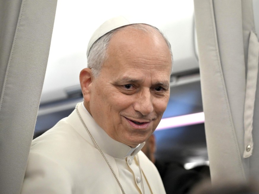 Le pape Léon XIV parle aux journalistes après son départ de Beyrouth.