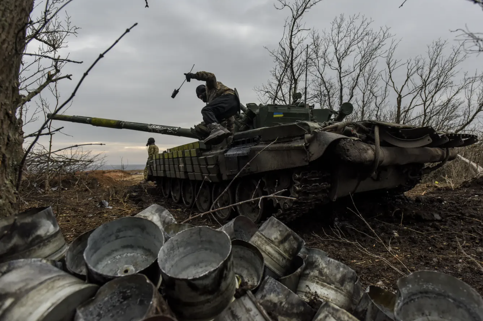 Un soldat ukrainien sur un char T-72 dans l&#039;est de l&#039;Ukraine assiégée :