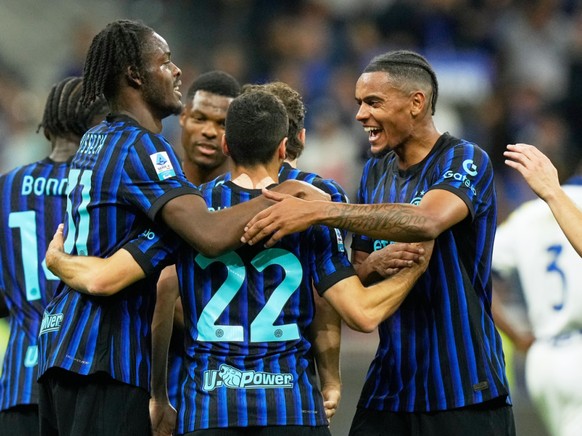 Manuel Akanji (à droite) est champion d'Italie dès sa première saison à l'Inter Milan.