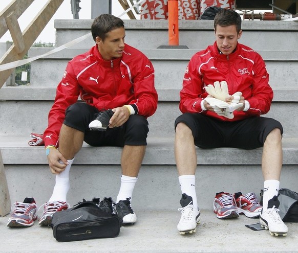 Yann Sommer, Kevin Fickentscher and Benjamin Siegrist, from left, goalkeepers of the Swiss U21 soccer national team, put on their soccer shoes prior to a training session at the UEFA Under 21 Champion ...