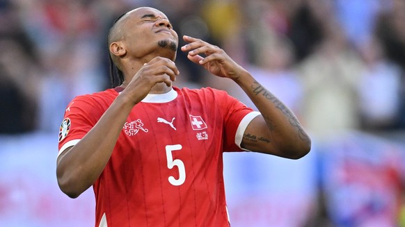 06.07.2024, Nordrhein-Westfalen, Düsseldorf: Fußball, UEFA Euro 2024, EM, England - Schweiz, Finalrunde, Viertelfinale, Düsseldorf Arena, Manuel Akanji von der Schweiz reagiert nachdem er beim Elfmete ...