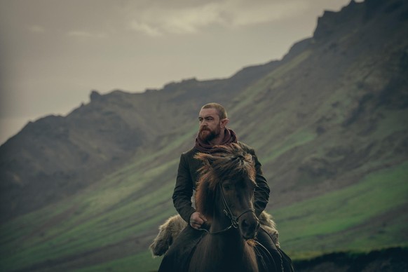 Les personnages évoluent dans des paysages verdoyants rappelant l'Ecosse ou l'Islande.