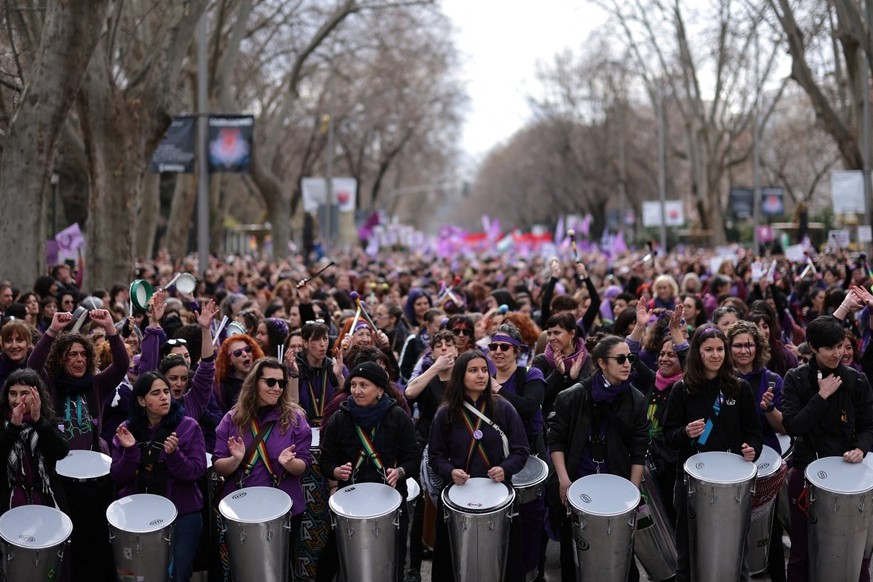 Des femmes participant à une « batucada » se produisent lors d'une manifestation marquant la Journée internationale des femmes à Madrid, le 8 mars 2026.
Des milliers de personnes ont défilé dans  ...