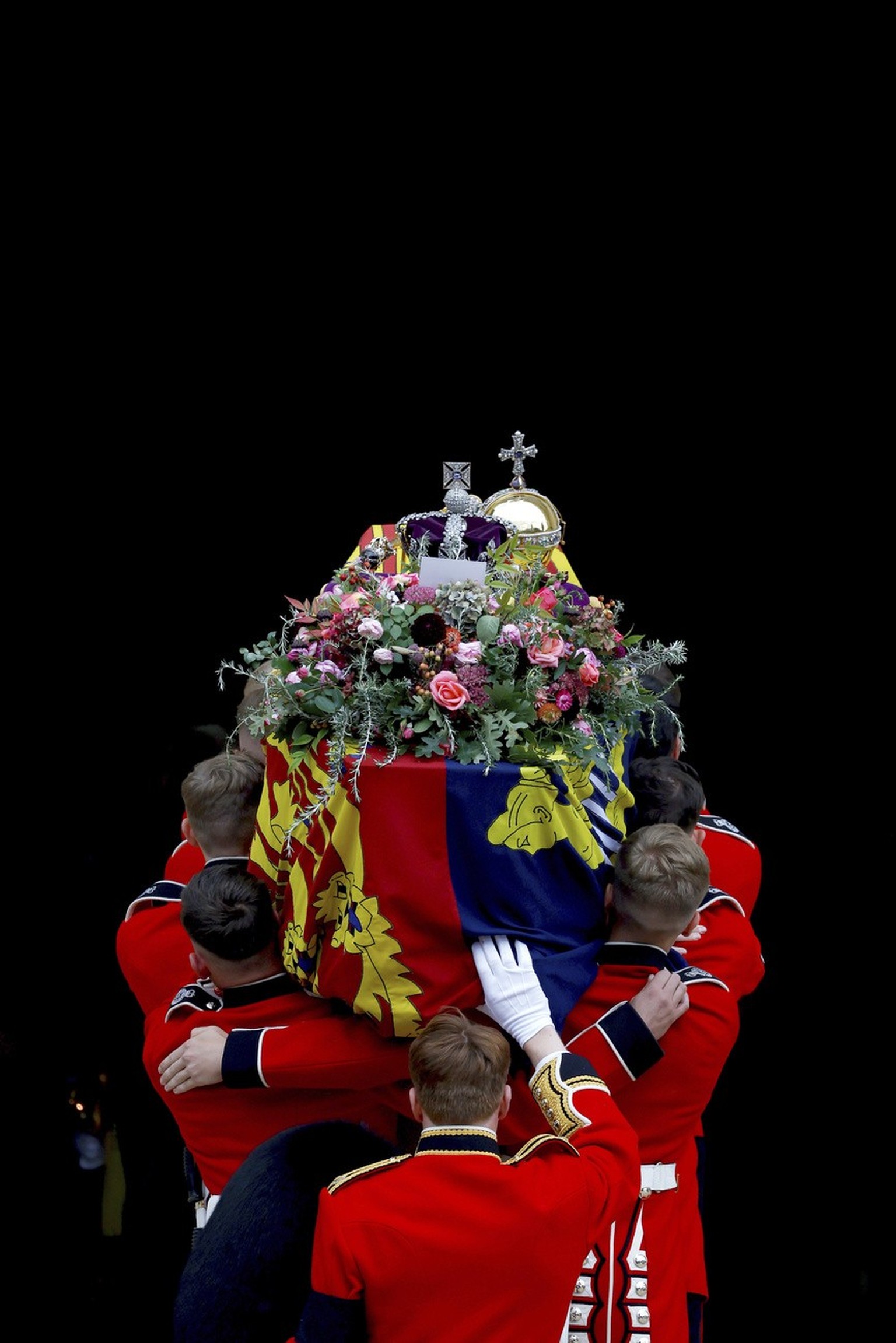 Pall bearers carry the coffin of Queen Elizabeth II with the Imperial State Crown resting on top into St. George&#039;s Chapel, in Windsor, England, Monday Sept. 19, 2022, for the committal service fo ...