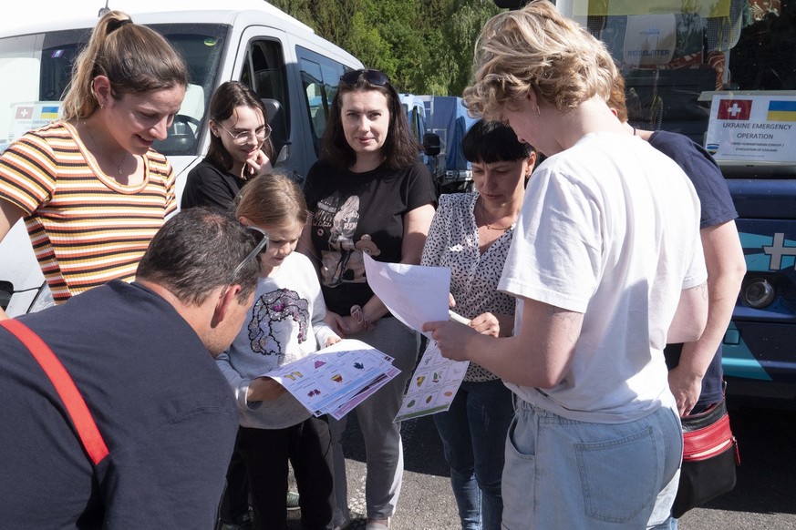 Des Ukrainiens s&#039;apprêtent à partir en bus pour obtenir le statut de réfugiés en Suisse, mardi 17 mai 2022.