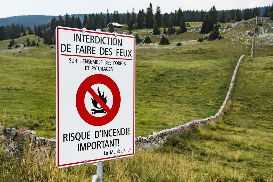 Un panneau interdisant de faire un feu est posé devant le pâturage d&#039;un alpage le lundi 6 aout 2018 près du Col du Marchairuz dans le Jura vaudois