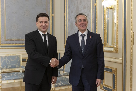 epa09551319 A handout photo made available by presidential press service shows Ukrainian President Volodysmyr Zelensky (L) welcomes Swiss Foreign Minister Ignazio Cassis (R) during their meeting in Ki ...