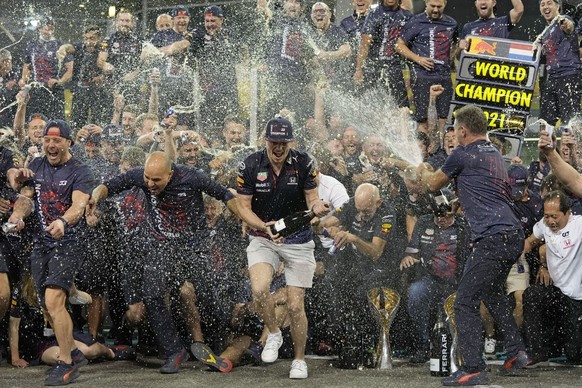 En décembre 2021, Max Verstappen fête son premier sacre de champion du monde.