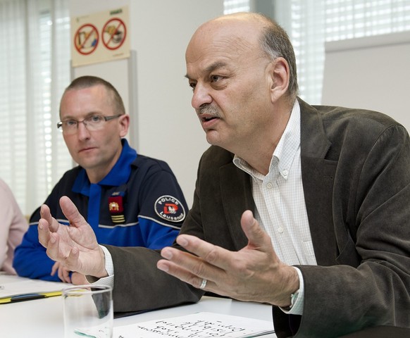 Au centre, Christian Pannatier, chef de la division proximite de la Police de Lausanne, et Marc Vuilleumier, conseiller communale de Lausanne, (à droite), parlent lors d'une conference de presse  ...
