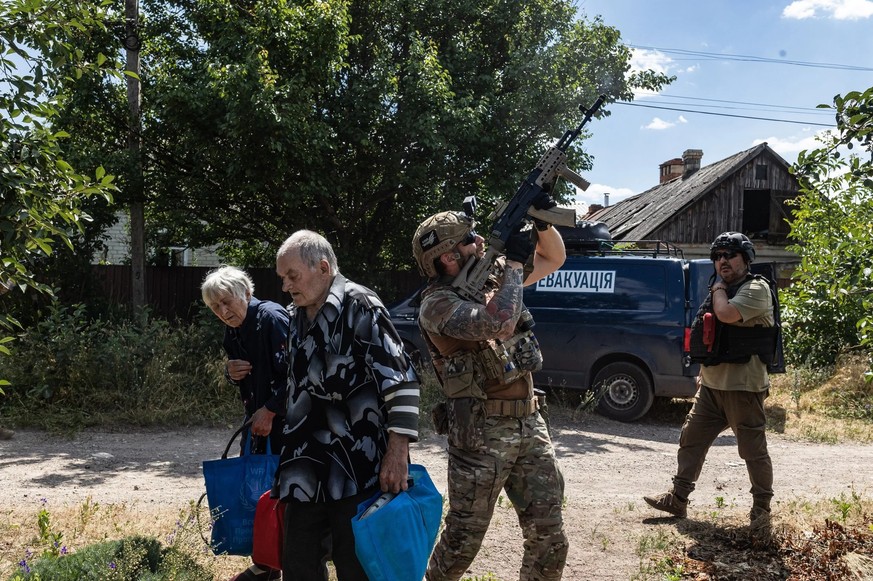 Dans le village de Drushkivka, un membre de l'unité de police «Les Anges blancs» surveille l'arrivée éventuelle de drones.