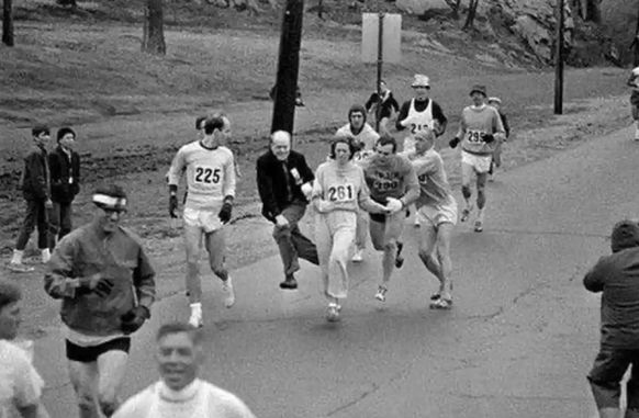 L'organisateur du marathon de Boston (en noir) tente d'expulser la Suissesse Kathrine Switzer (No 261) avec des complicités masculines.