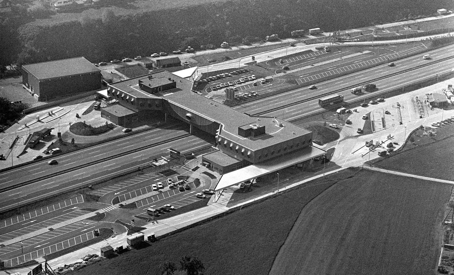 Eine Luftaufnahme der neuen Autobahnbruecke Pratteln mit Konferenzraeumen, Restaurants, Laeden, Tankstellen und Wechselstube, aufgenommen am 17. Oktober 1978. (KEYSTONE/PHOTOPRESS-ARCHIV/Wipf)
