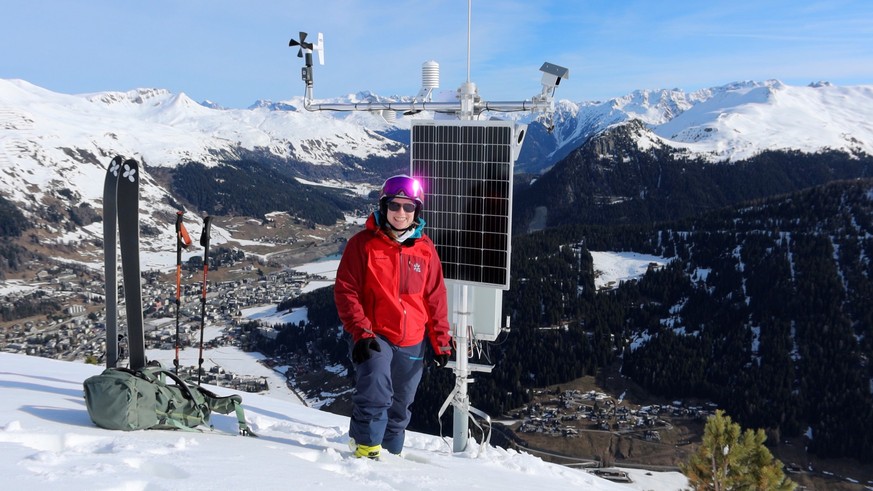 La chercheuse du SLF Pia Ruttner-Jansen visite sa station de mesure au-dessus de Davos pour des travaux de maintenance.