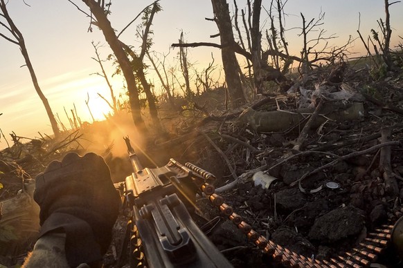 Combats en forêt, dans la région de Donetsk. Environ 8% des zones d&#039;intérêt écologique touchées par les incendies sont des forêts.