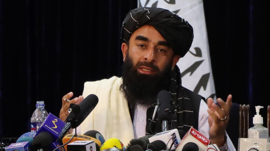 Zabihullah Mujahid, porte-parole des talibans, s'entretient avec des journalistes lors d'une conférence de presse à Kaboul.