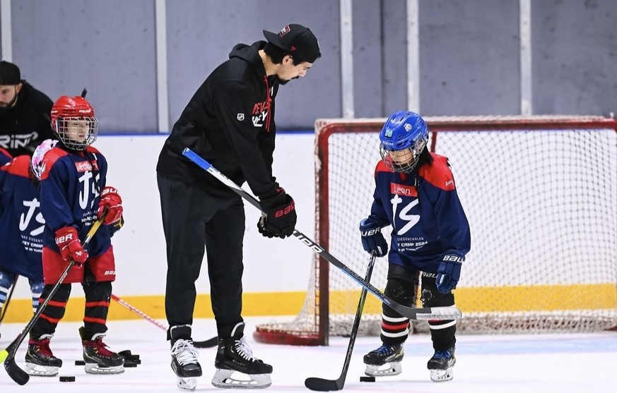Jonas Siegenthaler avec de jeunes hockeyeurs thaïlandais, à son camp organisé à Chiang Mai, au printemps 2024.
