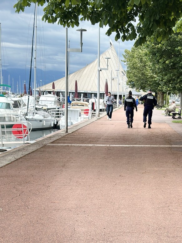Sur les quais d’Evian, des centaines d’agents ont remplacés les touristes.