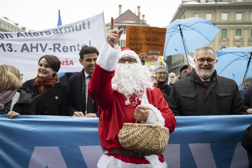 Eine als Sankt Nikolaus verkleidete Person protestiert und fordert die dringende Einfuehrung einer 13. AHV-Rente, vor Nationalraetin Sarah Wyss, SP-BS, Nationalrat Matthias Aebischer, SP-BE, Mustafa A ...