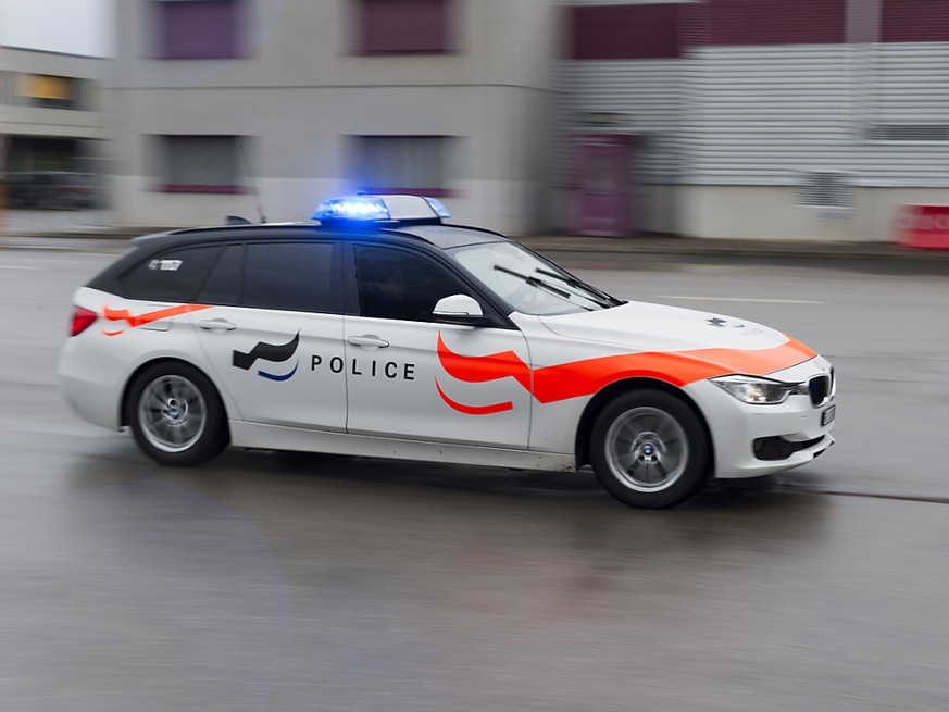 Les auteurs présumés ont volé pas moins de 120 parfums dans des magasins à Bulle, Romont, Guin et Morat (FR), selon la police cantonale (archives).