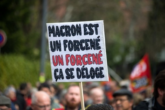 &quot;Macron est un forcené. Un forcené, ça se déloge&quot;: les mots de Boris Vallaud ont été repris au cours d&#039;une manifestation à Mullhouse, en France, le 6 avril 2023.