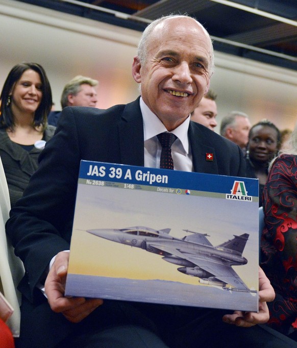 Bundesrat Ueli Maurer strahlt mit einem Modell des Gripen, einem Geschenk von Bundespraesidentin Eveline Widmer-Schlumpf, an der Wahlfeier zum Bundespraesidenten im Schweizerischen Landesmuseum in Zue ...