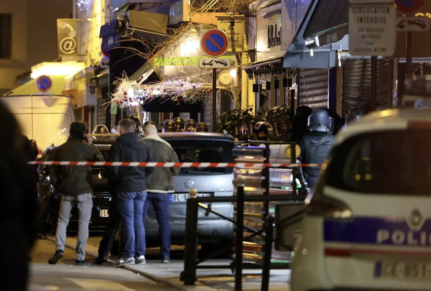 Un homme muni d'une arme blanche, connu pour souffrir de troubles psychiatriques, a pris en otage deux femmes dans une boutique du XIIe arrondissement de Paris.