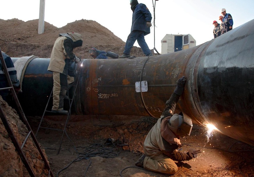 epa01125685 The Gazprom welders work at the pipe during the reconstruction works on the pipeline Middle Asia - Center in Alexandrov Gai village at the border between Kazakhstan and Russia, 13 Septembe ...