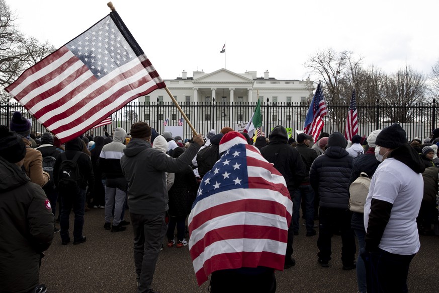 Des centaines de personnes se rassemblent pour défendre les sans-papiers et demander au président américain Joe Biden de réformer la politique d'immigration des Etats-Unis, devant la Maison-Blanche.