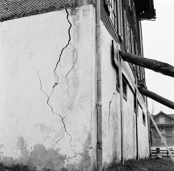 Ein Haus in Kerns (OW) ist am 15. Maerz 1964, ein Tag nach einem starken Erdbeben, notduerftig abgestuetzt worden. Anfang 1964 hielten Erdstoesse den Kanton Obwalden wochenlang in Atem. Am 17. Februar ...