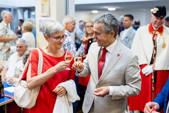 Bundesrat Ignazio Cassis und seine Ehefrau Paola Rodoni Cassis beim Apero anlaesslich der Bundesfeier am Freitag, 1. August 2025 in der Aula in Gersau. (KEYSTONE/Philipp Schmidli)