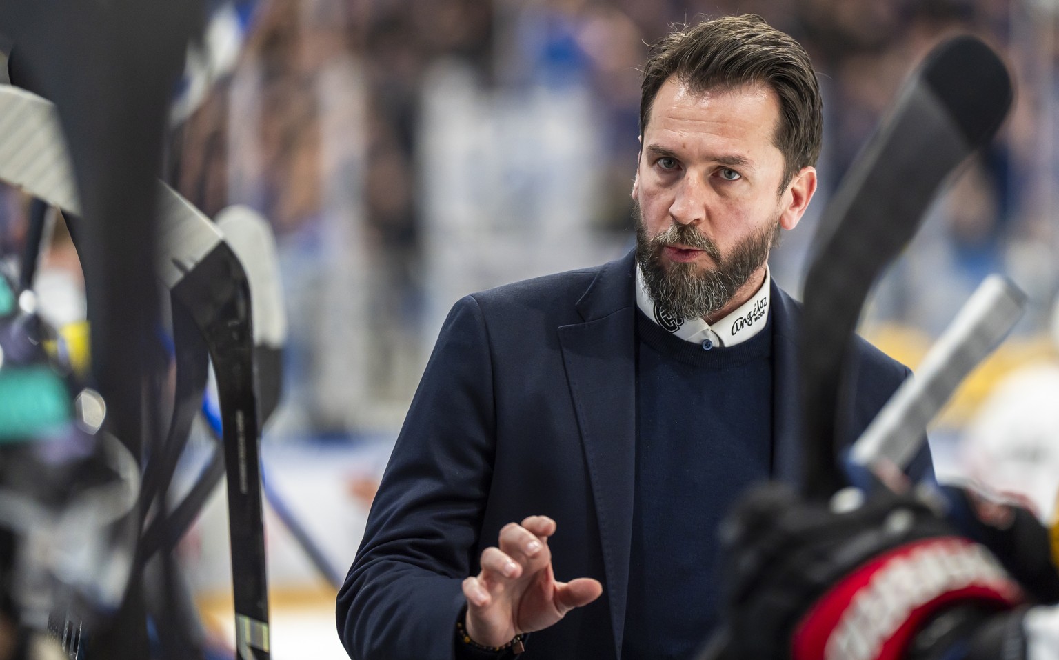 Head Coach Lars Leuenberger (HCFG) spricht bei seinem Time-Out im sechsten Eishockey Playoff Halbfinalspiel der National League zwischen dem HC Fribourg-Gotteron (HCFG) und dem Lausanne HC (LHC) am Do ...