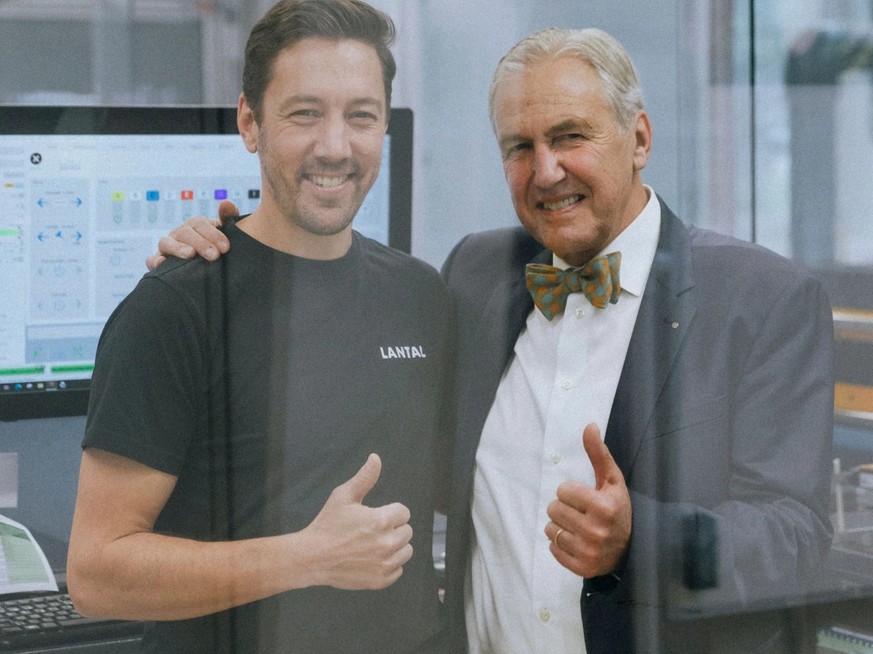 Le nouveau et l'ancien patron (de gauche à droite): Luzius et son oncle Urs Rickenbacher posent les jalons pour l'avenir de l'entreprise Lantal.