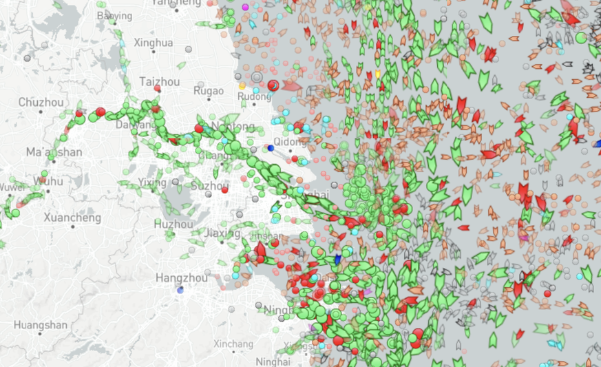 Les points verts et rouges montrent la file de cargos et de pétroliers qui s'est formée au large de Shanghai. Situation au 20 avril 2022.
