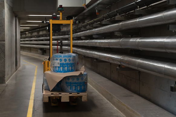 Depuis des années, ce robot transporte de manière autonome des marchandises entre les bâtiments de l&#039;usine Delica, à Buchs.