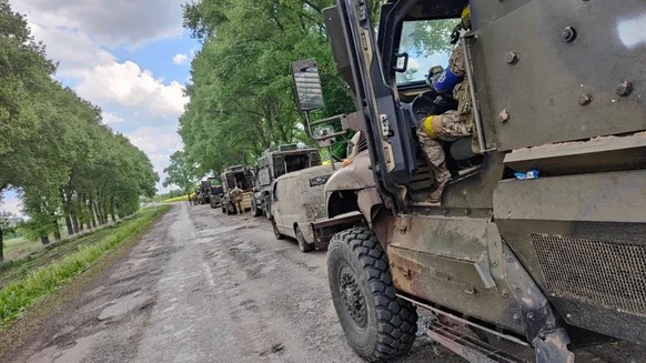 La photo montre apparemment l&#039;attaque de Belgorod le 22 mai. Dans la cabine du conducteur se trouve un combattant avec l&#039;identification du corps des volontaires russes.