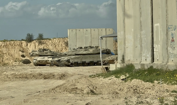 Un char de combat Merkava dans une base.