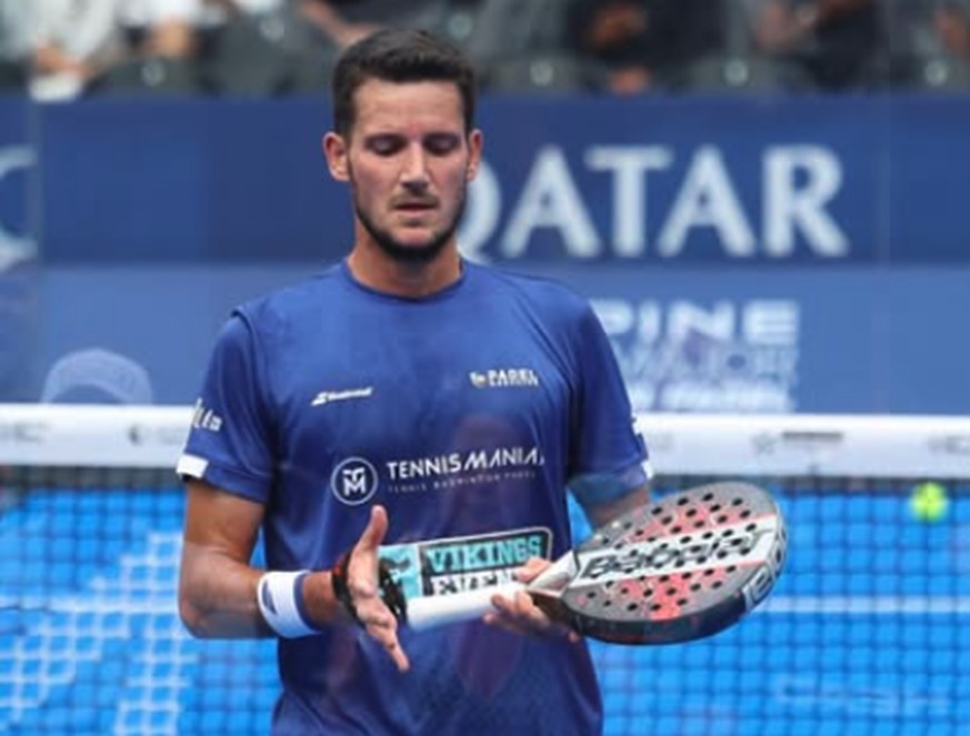 Le t-shirt de ce crack du padel cache une dure réalité