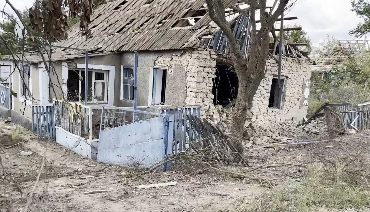 Ein zerstörtes Haus an der Front in der Südukraine.