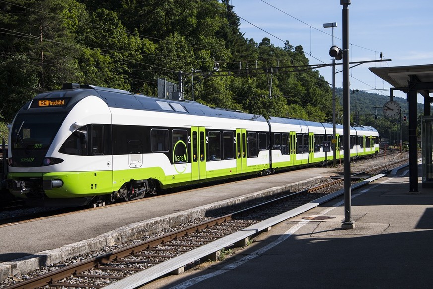 Un train transN (transports publics neuchatelois) circule dans la gare de Chambrelien. Une initiative demande à ce que les transports publics soient gratuits. (KEYSTONE/Jean-Christophe Bott)