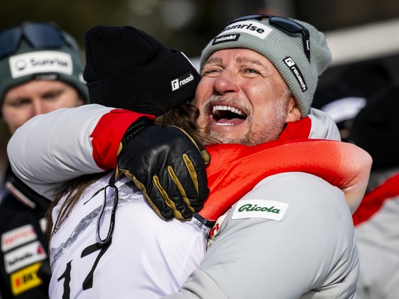 Stefan Abplanalp le 31 janvier à Crans-Montana, après la victoire en super-G de Malorie Blanc (dans ses bras), alors sa protégée dans l'équipe de vitesse.