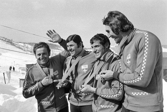 Das Schweizer Viererbob-Team posiert am 12. Februar 1972 waehrend der Olympischen Winterspiele in Sapporo nach ihrem Sieg. V.l.n.r. praesentieren Jean Wicki, Hans Leutenegger, Werner Camichel und Edy  ...