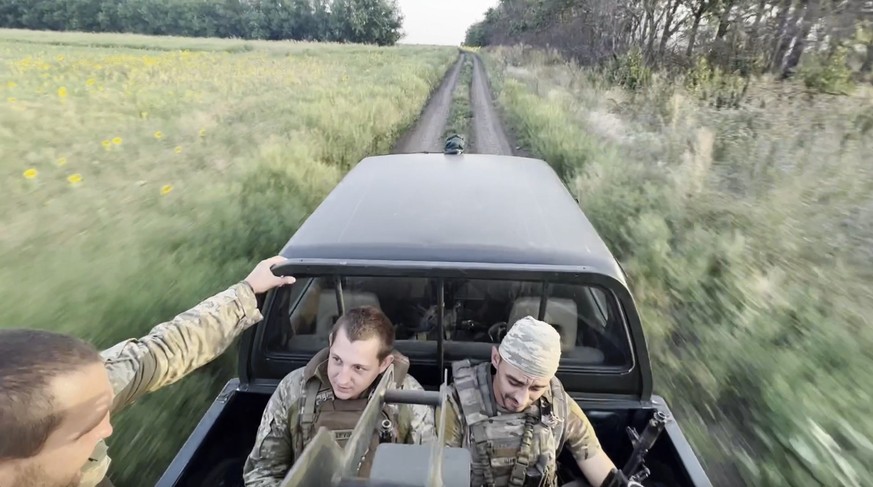 Les soldats de Ninja foncent à grande vitesse à travers le terrain afin de minimiser les risques d&#039;attaques de drones.