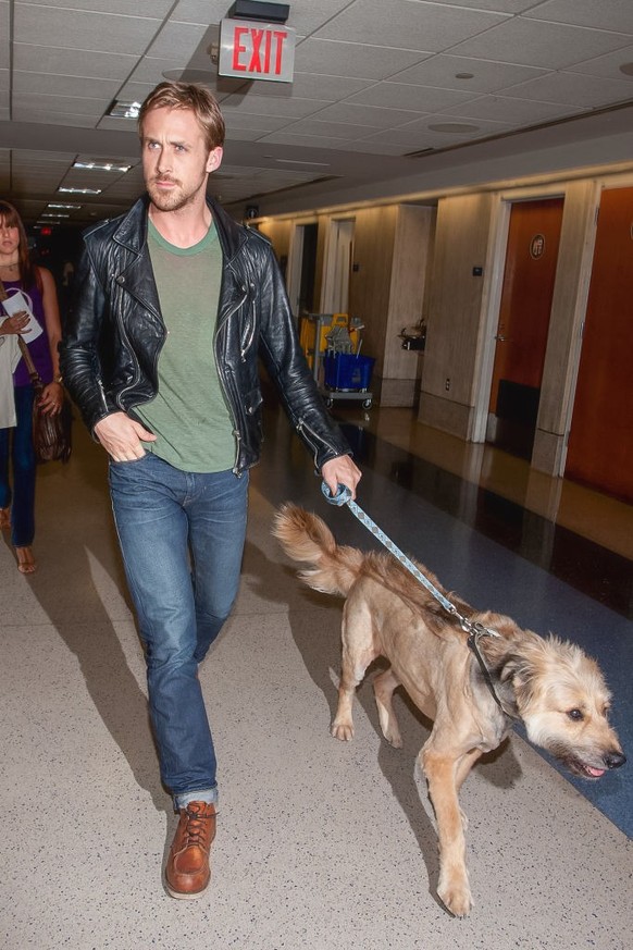 LOS ANGELES, CA - JUNE 17: Ryan Gosling is seen at Los Angeles International Airport on June 17, 2011 in Los Angeles, California. (Photo by GVK/Bauer-Griffin/GC Images)