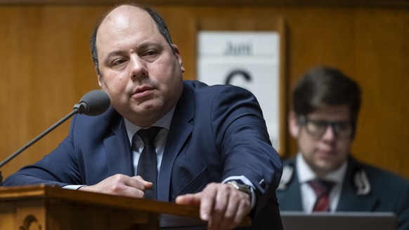 Mauro Tuena, SVP-ZH, stellt eine Frage zum Jugendstrafgesetz, an der Sommersession der Eidgenoessischen Raete, am Donnerstag, 6. Juni 2024 im Nationalrat in Bern. (KEYSTONE/Alessandro della Valle)