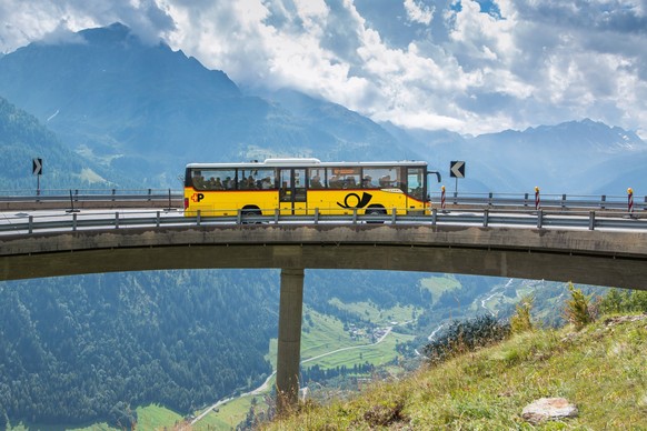 1 billet, 1001 aventures: en car postal à travers des cols spectaculaires.