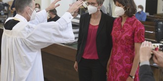 Des prêtres allemands défient le Vatican en bénissant des couples gays