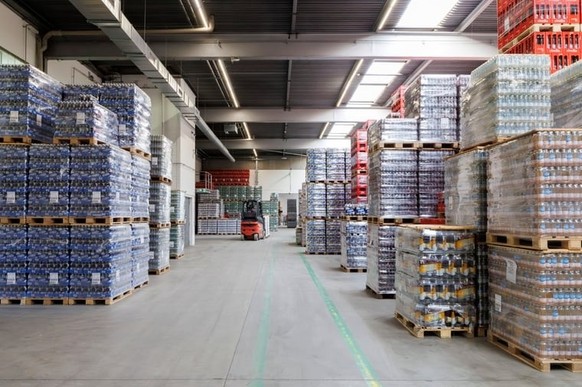 Le fameux entrepôt aux millions de bouteilles.