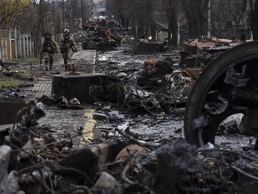 Des soldats ukrainiens marchent dimanche au milieu des blind