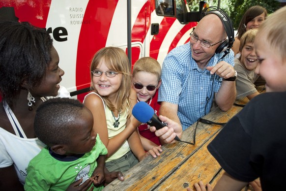 Avec: Jean-Marc Richard avec les enfants (Rapha`l, Elisabeth, Chancelvie, Eva, Alexis, David, Joan, Nathan, Evan, Sandrine, Leroy, Francesco, Laure, Alan), dans l'émission "Les Zèbres", ...