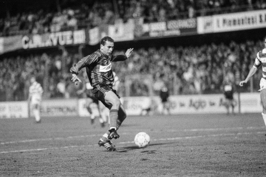 Angriff von Hossam Hassan von Neuchachtel Xamax auf das Tor von Celtic Glasgow, aufgenommen am 22. Oktober 1991 im Stade de la Maladiere in Neuenburg in der zweiten Runde des UEFA-Cups. Xamax gewinnt  ...